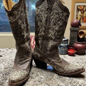 Corral embroidered women’s boot size 8, no rips, tears; excellent condition!